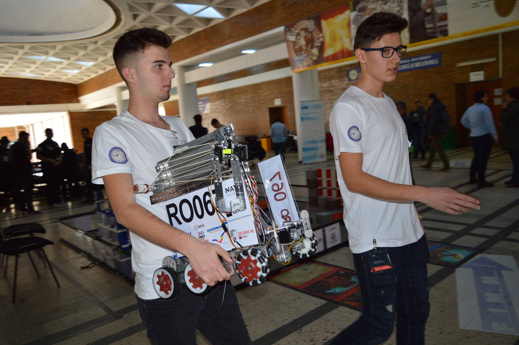 Robotul Cuza a ajuns vedetă la concursurile de profil