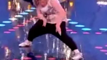 VIDEO Esti plinuta si nu prea stii sa dansezi? Ia lectii de la o blonda neexorcizata