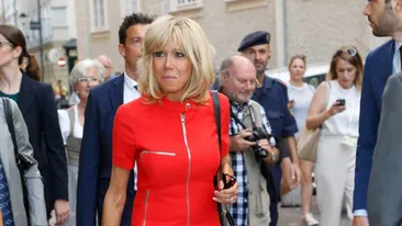 Imagini unice cu Brigitte Macron, surprinsă în costum de baie! Cum arată prima doamnă a Franței la 64 de ani