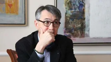 IMAGINI INEDITE cu Horia Roman Patapievici! A fost surprins in timp ce isi platea facturile