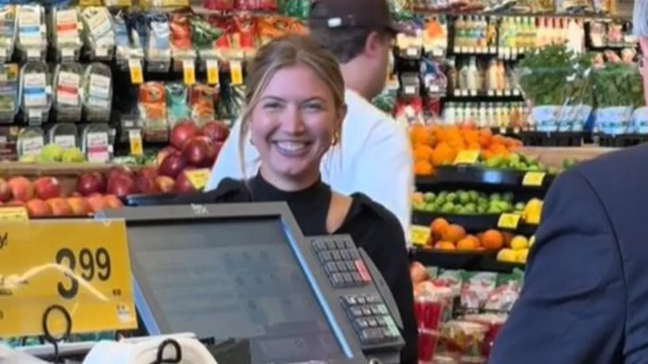 Tânăra din imagine şi-a luat un pachet de gume, dar a refuzat să achite la casele self pay. Motivul din spatele gestului bizar te poate pune pe gânduri