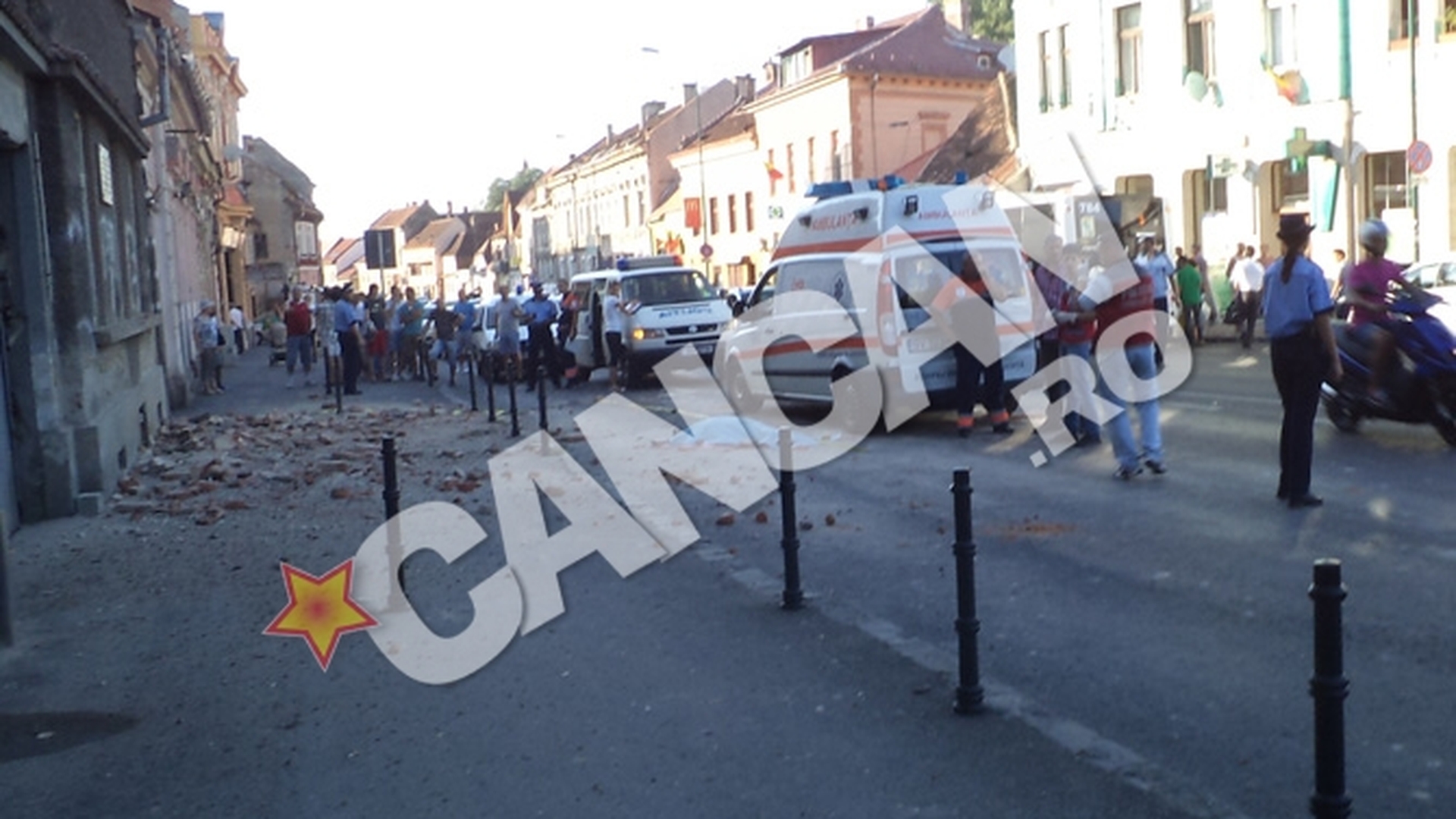 Un mort si un ranit dupa ce o bucata de tencuiala de pe o cladire din Brasov a cazut peste ei