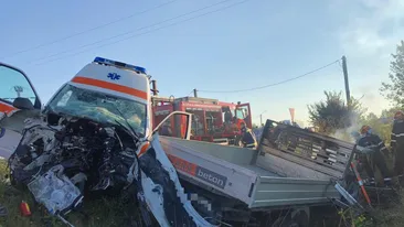 Accident grav la Satu Mare! O ambulanță și o autoutilitară s-au ciocnit violent. După impact, unul dintre șoferi a ars de viu