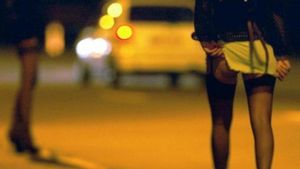 BANC. O prostituată acostează un bătrân