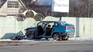Caz incredibil! Mașina în care a murit o femeie acum două săptămâni stă și acum dezmembrată pe marginea drumului