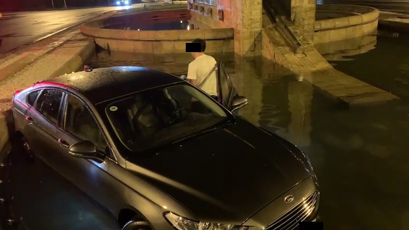 Șoferul și-a luat actele din mașină și se îndreaptă către polițiști (Foto: CANCAN.RO)