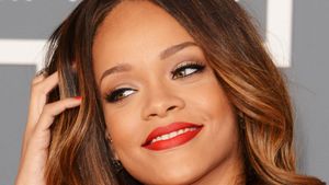 Rihanna si-a aratat sanii la un meci de baschet! Jucatorii si-au pierdut concentrarea cand au vazut-o asa!