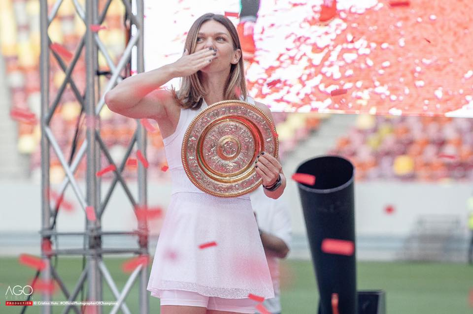 Simona Halep prezintă la Constanța trofeul obținut la Wimbledon. Mii de persoane prezente