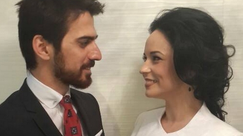 Cea mai ciudata alaturare in care a fost prinsa vreodata! Cum a ajuns Andreea Marin sa imparta covrigi si bani in mall!