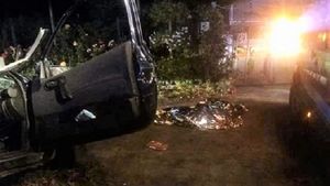 FOTO / Imagini înfiorătoare în Galaţi! Un băiat de 15 ani a murit, alţi trei tineri au răni grave, după ce maşina s-a izbit de o buturugă