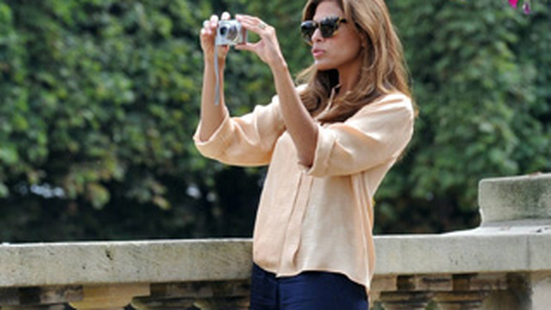 Eva Mendes a dat o raita prin gradinile din Paris