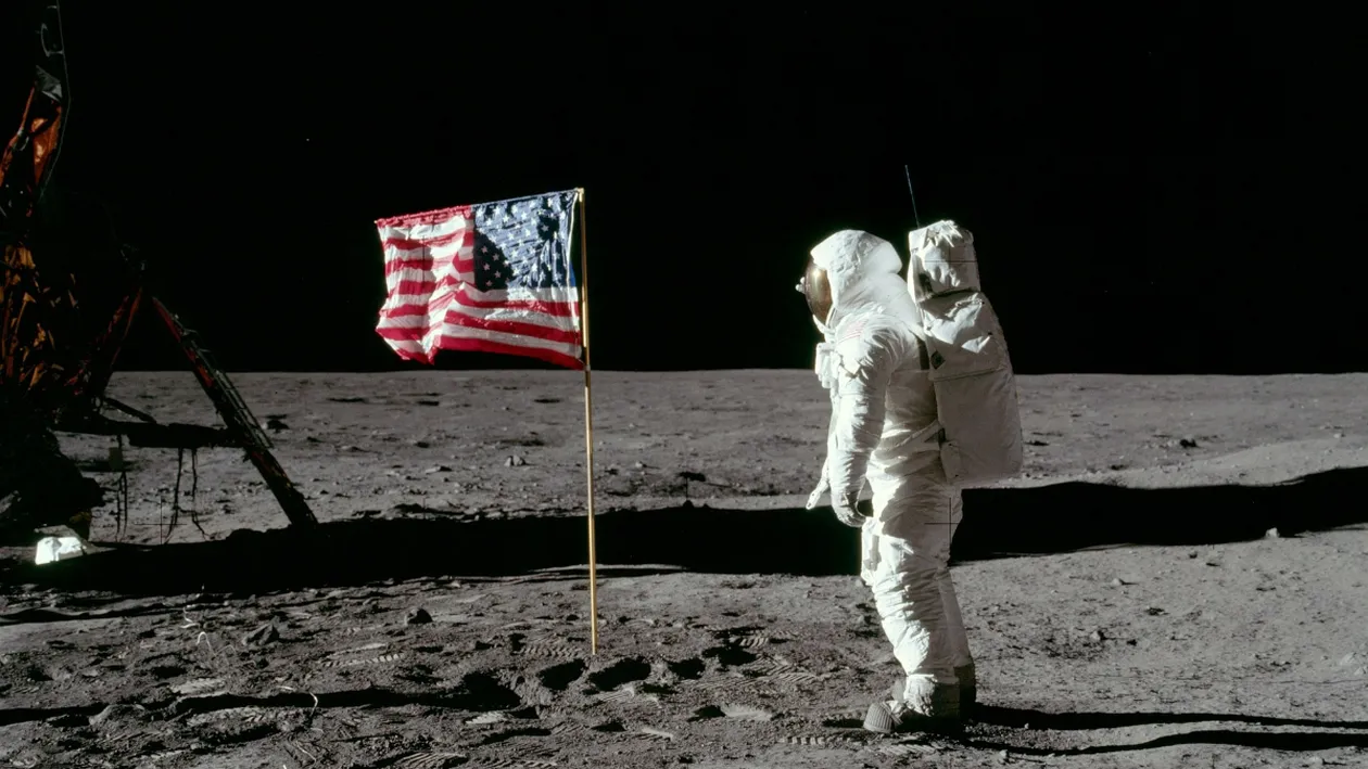 Suma fabuloasă cu care a fost vândută jacheta purtată de Buzz Aldrin pe Lună. Iată cât a costat obiectul vestimentar