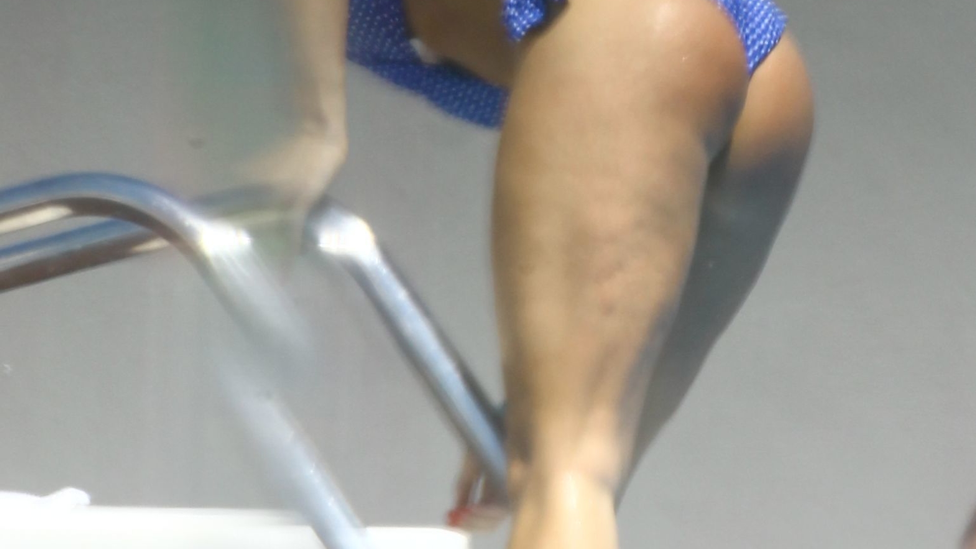 Am surprins-o cu burtica la soare şi celulita pe picioare! Cum s-a afişat o vedetă celebră de la noi, la piscină