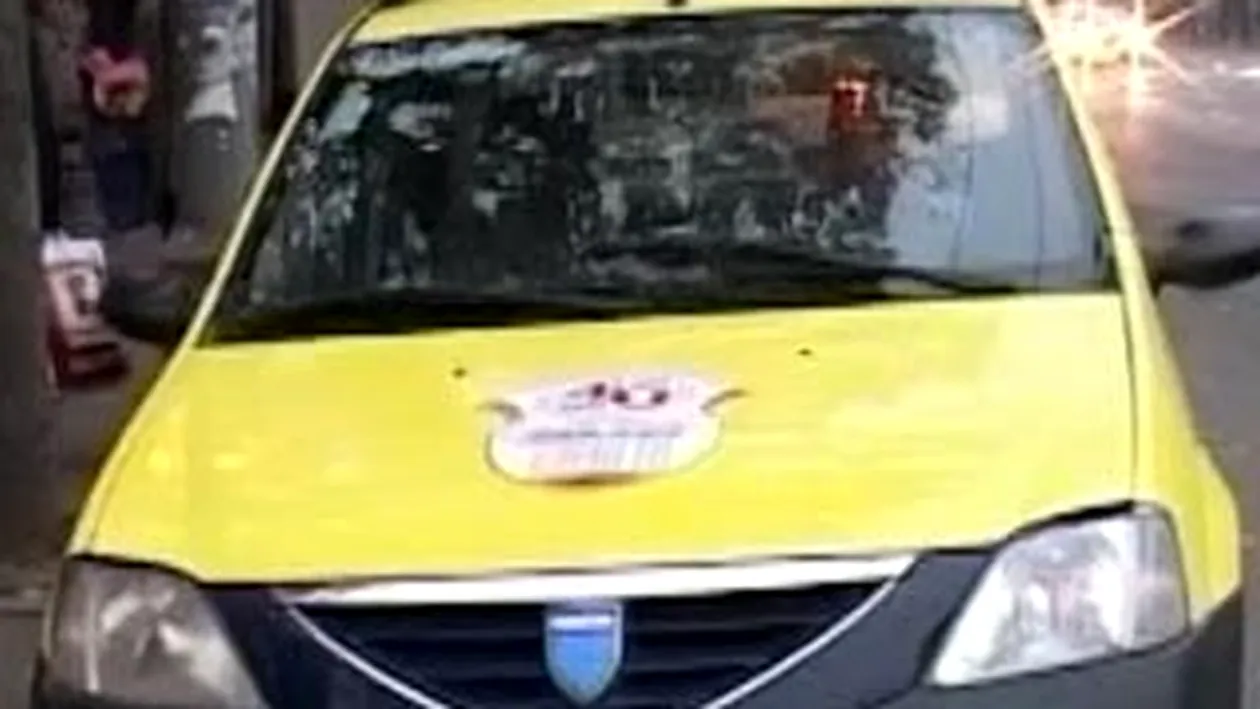 Un tanar fara permis a furat un taxi si a avariat o masina a politiei care il urmarea