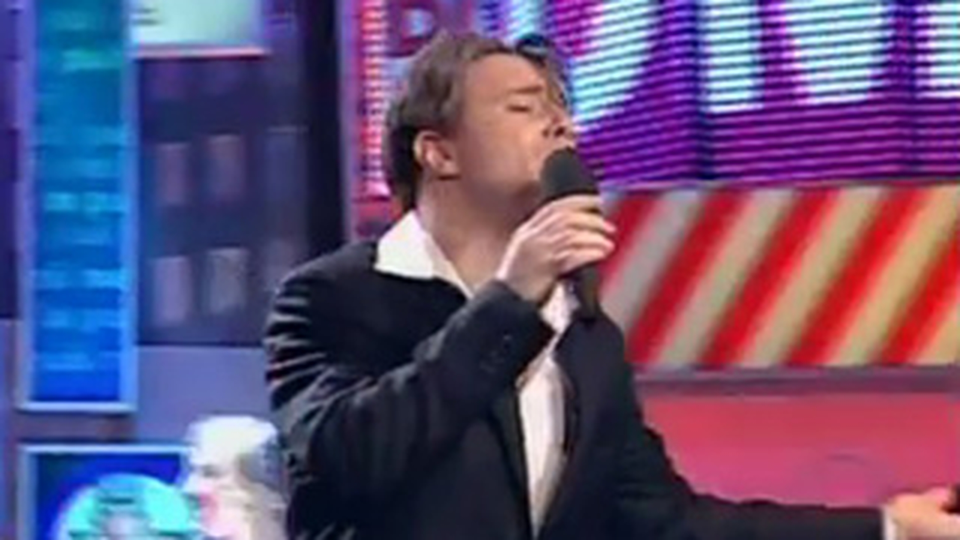 Video incredibil! Fuego canta pe ritmurile melodiei "Ai se eu te pego"! Asculta aici hitul "Mama, mama, impodobeste bradul!"