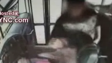 VIDEO Soferita unui autobuz de scoala, batuta crunt de un elev in timp ce conducea