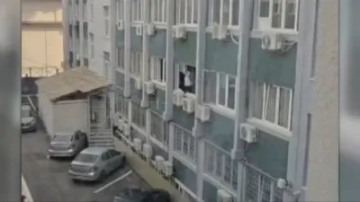 VIDEO. O polițistă a fost surprinsă în timp ce spăla geamurile la serviciu