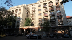 Blocul secret din București cu cea mai neobișnuită fațadă. A fost construit în 1946 pentru Banca Națională a României