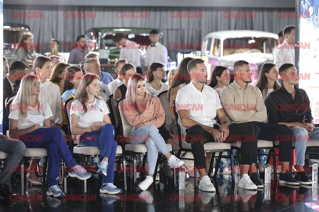 Eveniment special pentru medaliații olimpici: sportivii și-au primit mașinile cadou! Simona Halep și Sorana Cîrstea au atras toate privirile