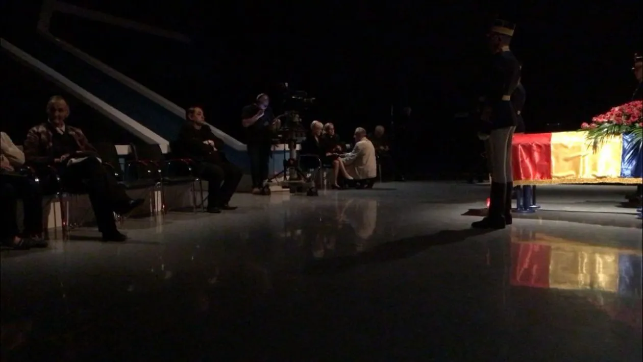 Primele imagini de la priveghiul lui Cristian Țopescu!