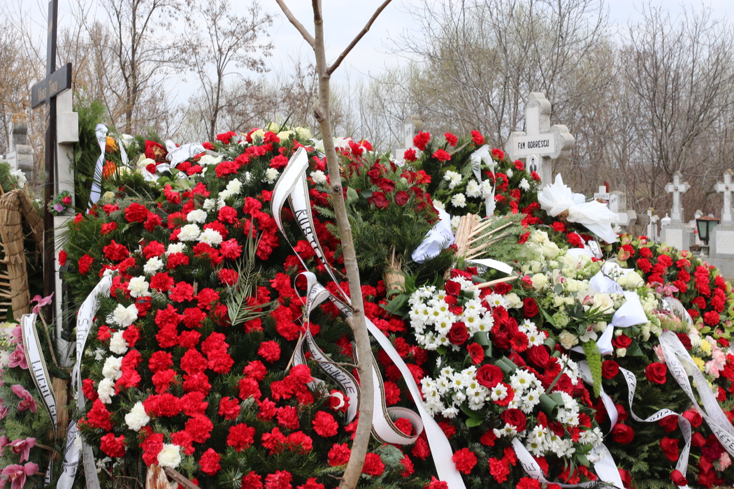 Cei care au dorit să lase un omagiu la mormântul lui Vasile Turcu au depus un număr absolut impresionant de coroane şi flori, majoritatea în culorile alb şi roşu, emblematice pentru Clubul Dinamo, al cărui acţionar a fost pentru o perioadă bună de timp.