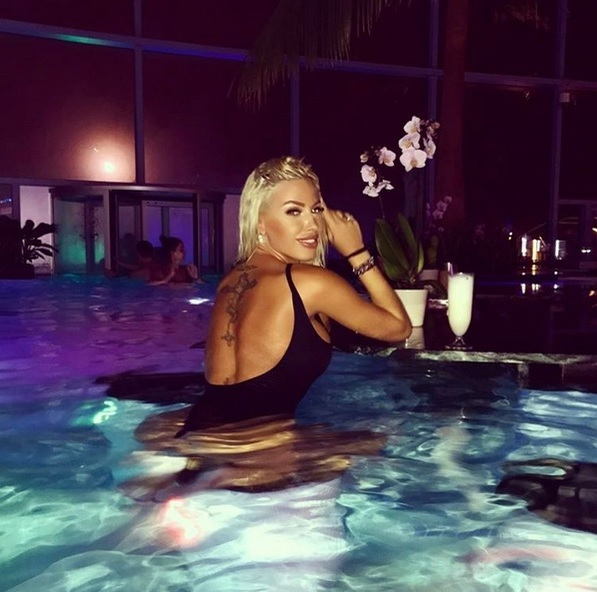 LOREDANA CHIVU şi-a revenit după incendiul din Bamboo! Blondina s-a pozat în ipostaze fierbinţi şi le-a arătat tuturor imaginile