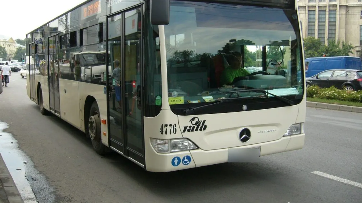 Un autobuz a fost lovit de o mașină, în centrul Capitalei! Traficul în zonă a fost restricționat