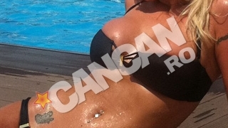 Uda toata si cu sanii stransi ca intr-o menghina! Stii cine e blonda? Super-sexy la piscina, intr-o ipostaza de zile mari!