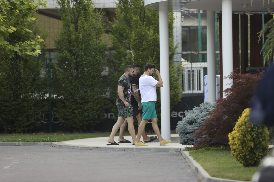 Alex Bodi și ”frații” lui, la relaxare (Foto: CANCAN.RO)