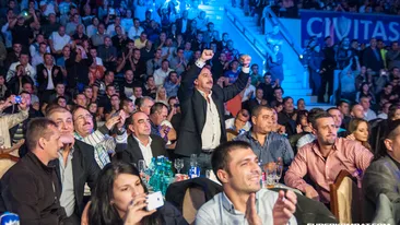 Tociu si Palade au facut spectacol la gala Superkombat Craiova! Au urlat si au dansat, la fel ca in galerie