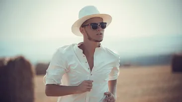 A cântat după cortină şi a întors toate cele patru scaune! Cine este tânărul care a convins juriul de la ”Vocea României”