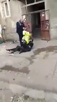VIDEO. Poliția în acțiune, varianta Moinești! Cum a încercat un agent să imobilizeze un infractor