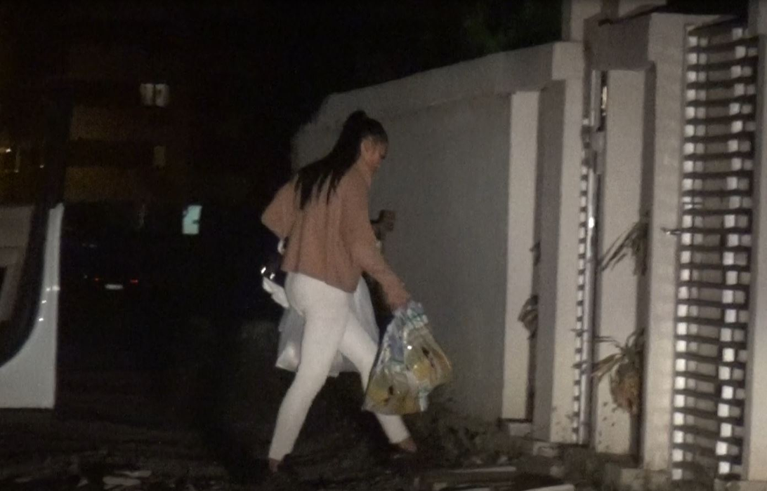 Roxana a făcut multe cumpărături, iar acum le depozitează