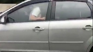 Imagini șocante surprinse pe autostradă! În timp ce se afla la volan, șoferul întreținea relații amoroase cu o tânără