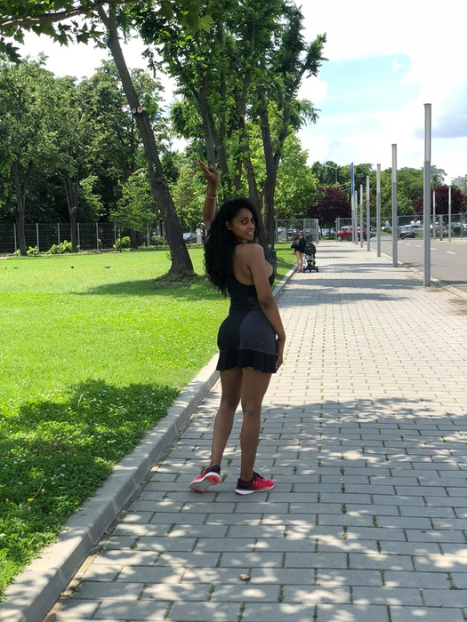 Laurette, ipostază de infarct! Mulatra s-a pozat complet goală