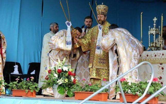 Reacţia episcopului din Huşi, căruia enoriaşii i-au întins covoare pe jos pentru a nu se murdări pe pantofi: „Niciodată Preasfinţitul nu a impus vreun protocol“