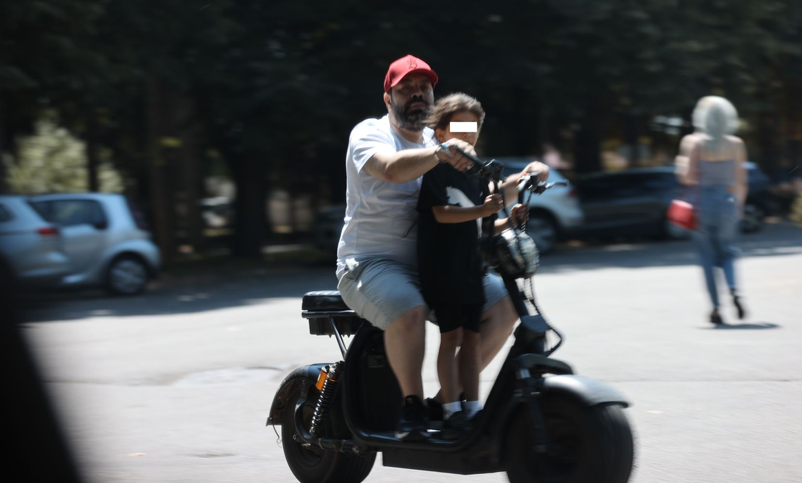 Florin Salam a ajuns pe scuter la restaurant, alături de fetița lui (Foto: CANCAN.RO)