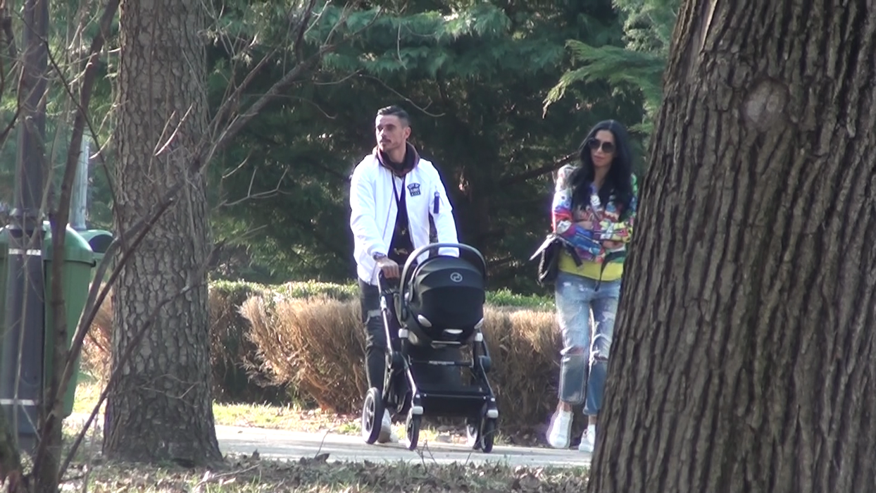 Adrian Stoian, alături de Daniela și de copilul lor