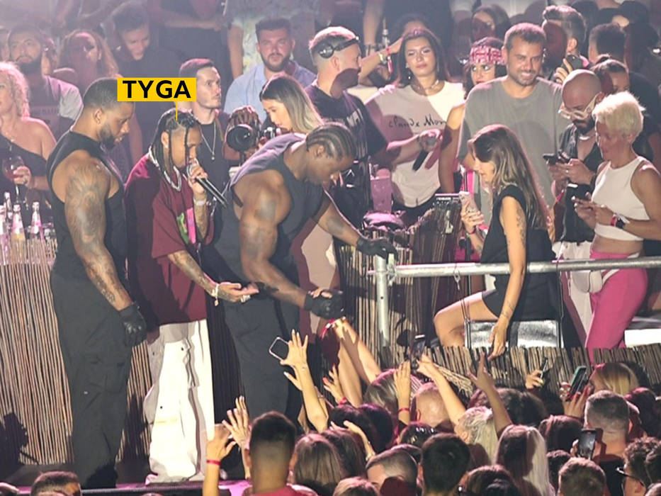 Unul dintre bodyguarzii lui Tyga dă un ”brannd” de ajutor unei domnișoare dornică să-l atingă pe Tyga (Foto: CANCAN.RO)