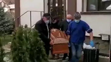 Procurorii au ridicat din biserică trupul neînsuflețit al lui Andrei Zaharia, bărbatul mort după rapel! A fost dus la IML VIDEO