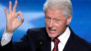 Bill Clinton, prins cu DOUA prostituate! Toata America e in stare de soc! Imagini UNICE surprinse de paparazzi