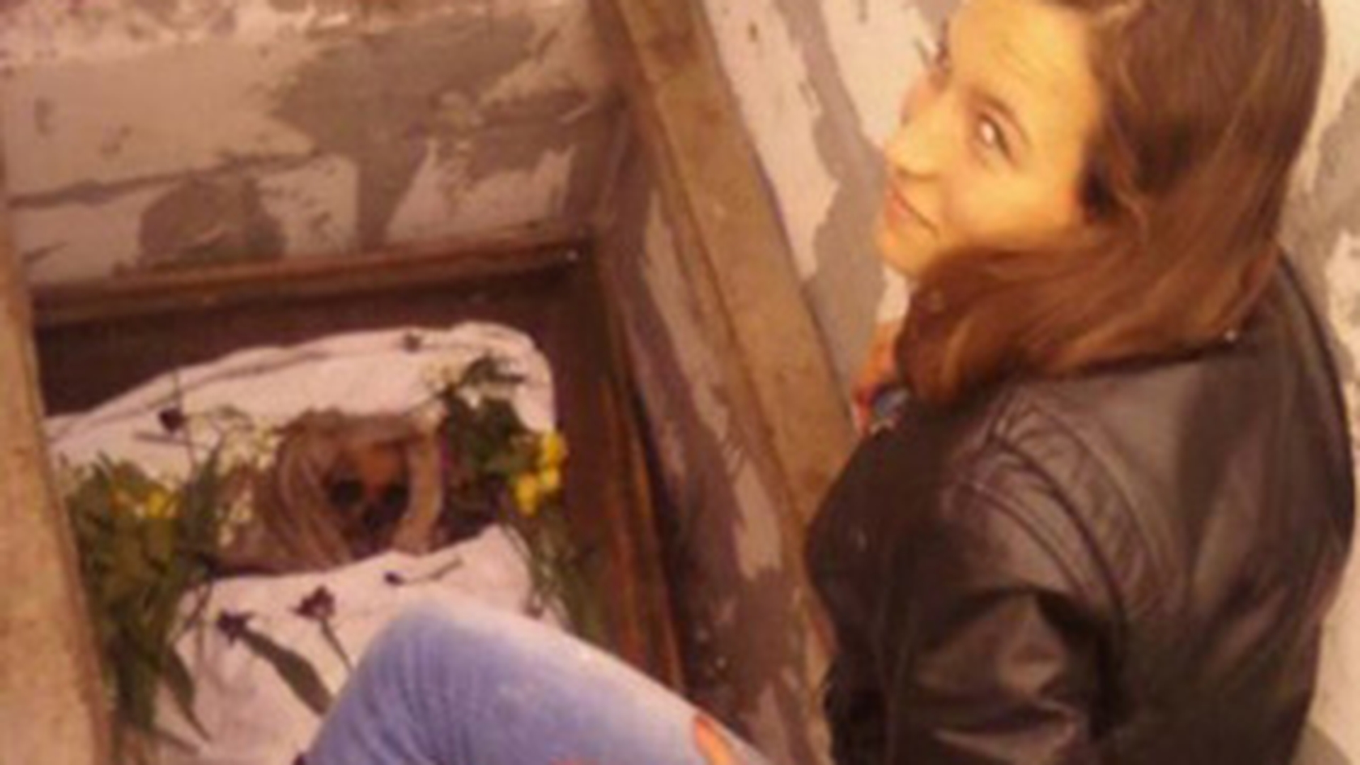 Absolut nebunesc! Fotografia care a facut tot Facebook-ul sa exclame: "Doamne, ce cretina!" - O pitipoanca din Vaslui s-a pozat cu un cadavru mumificat