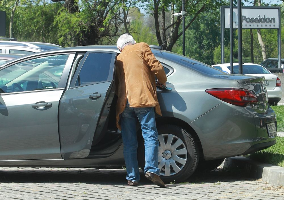 Irinel Columbeanu conduce în prezent un Opel