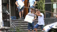 VIDEO EXCLUSIV. A încărcat în 2 camioane frigiderul, oglinzile şi... Tuncay, evacuat din apartamentul unde s-a ”refugiat” după divorţ!