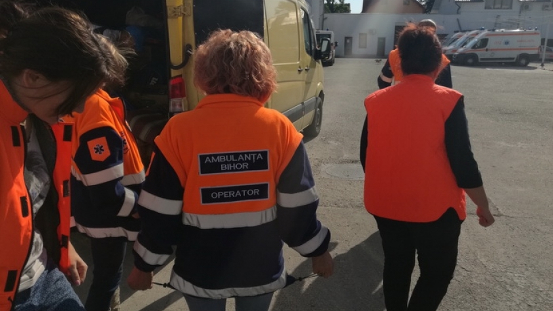 Ambulanţa a ajuns la o casă din Bihor unde locuiau 9 copii, iar asistenta era să facă infarct! Ce a găsit în locuinţă