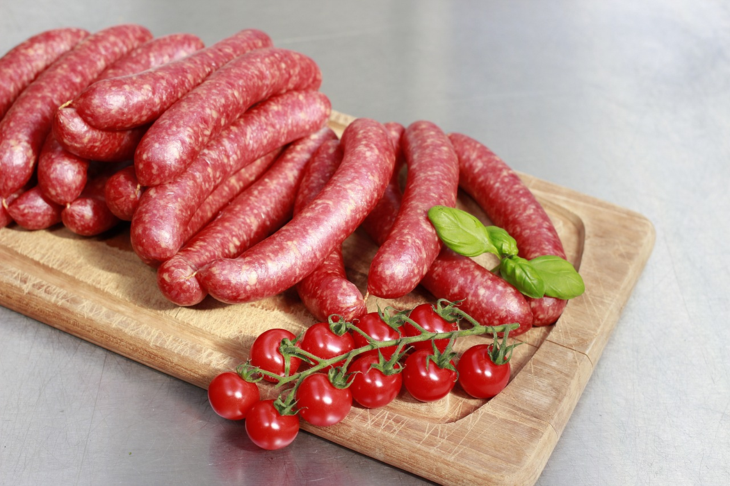 Față de anul trecut, cârnații s-au scumpit cu câteva zeci de lei (Foto: Pixabay)