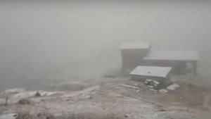 La munte ninge abundent în acest moment! Primele imagini cu zăpada VIDEO