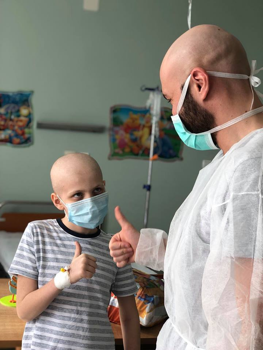Codin Maticiuc și Mihai Bendeac au vizitat copiii bolnavi de cancer dintr-un spital: „De la doi păcătoși, acum, în Săptămâna Mare transmitem sănătate”