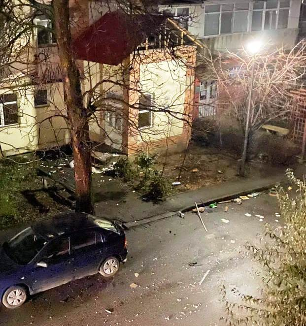A aruncat tot ce a găsit în casă pe geam şi a distrus maşinile din faţa blocului