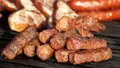 Ce conține, de fapt, carnea de mici de la supermarketuri. Rezultatele de laborator sunt șocante